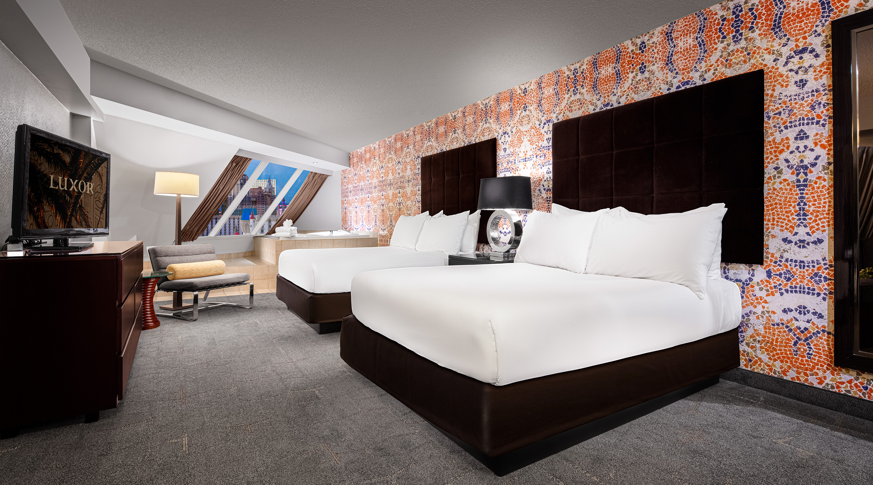 luxor-hotel-pyramid-queen-bedroom